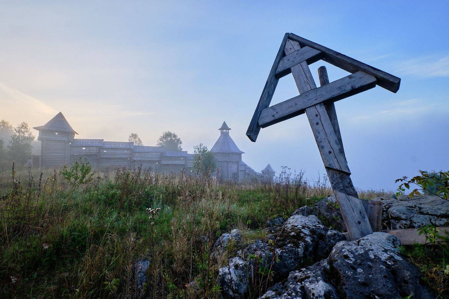 крест, крепость, туман, декорации, Савицкий Ян