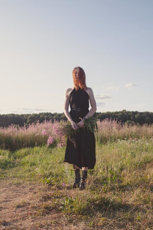 Girl in the field фото превью