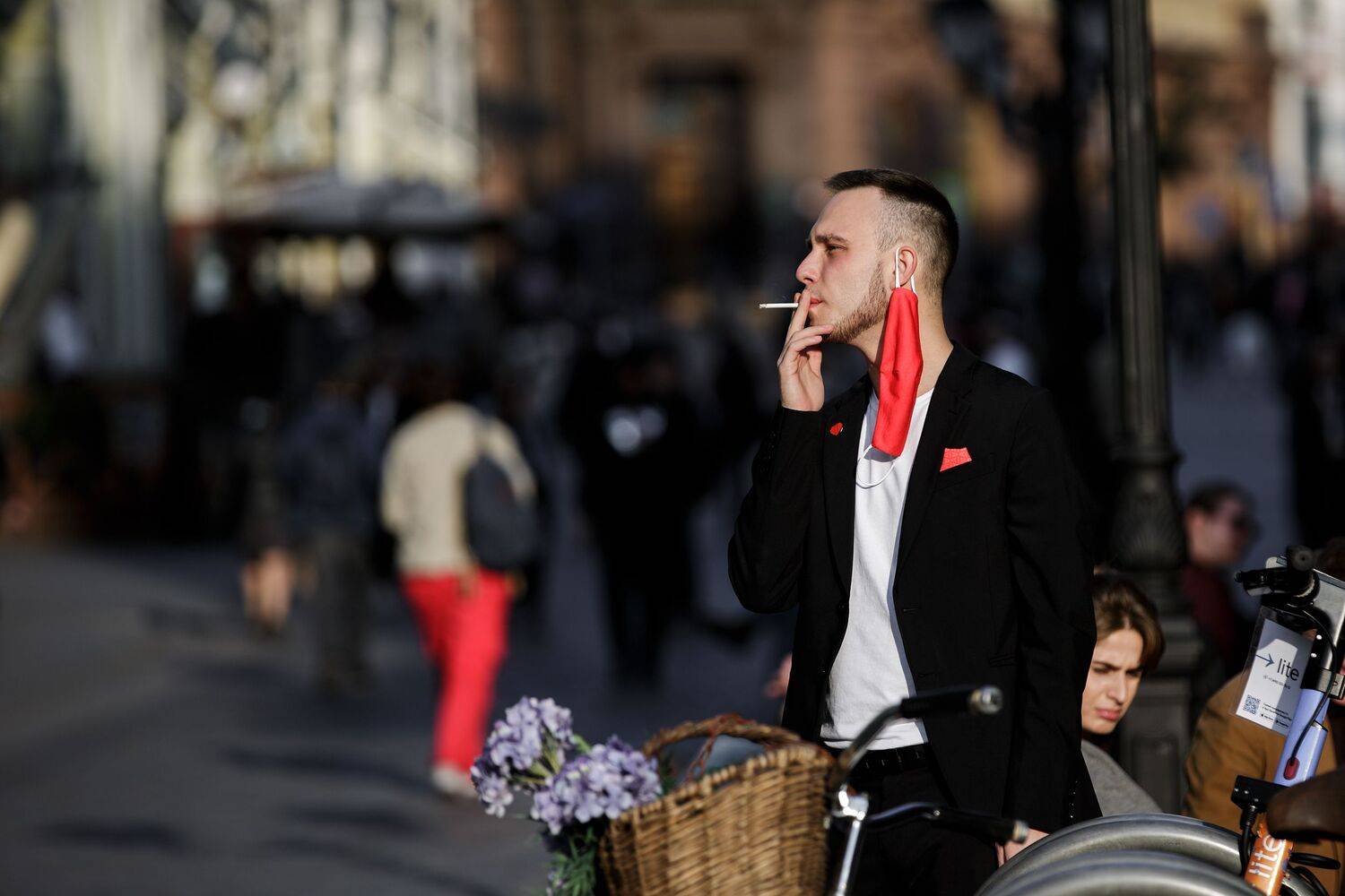 street, visual, moments, mood, man, human, emotion, people, color, red, moscow, streetphoto, streetlife, streetmoscow, photography, photo, person, documentary, reportage, moscow, Ирина Болдина