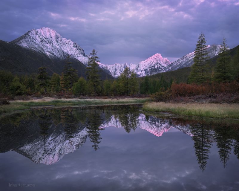 Колыма, Магадан, озеро Джека Лондона, осень Вершины хребта Большой Аннгачак на рассвете фото превью