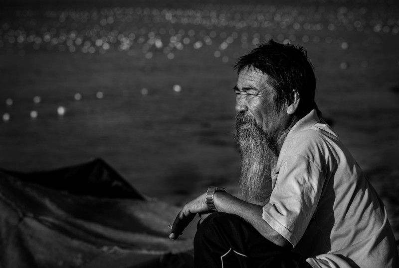 Man looking at the sea фото превью