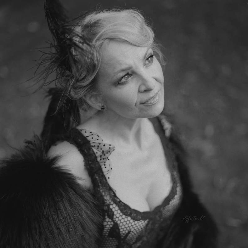 Lady with feather фото превью