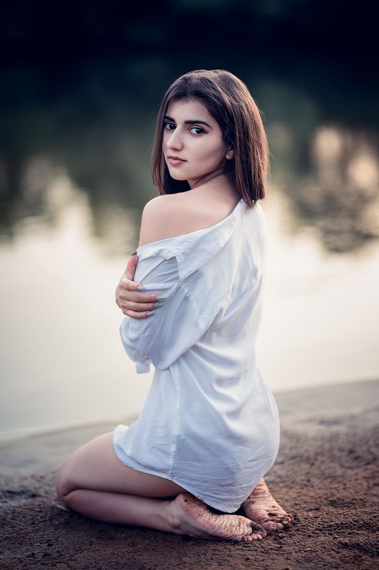 девушка, портрет У реки фото превью