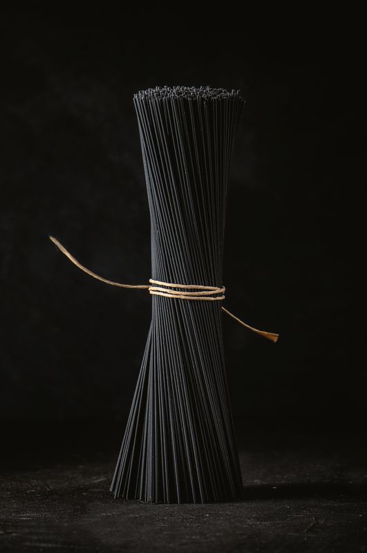 спагетти, фудфото, натюрморт Черное на черном фото превью