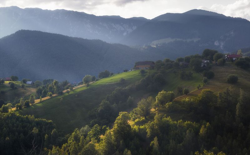 румыния. карпаты. Деревня в Карпатах фото превью