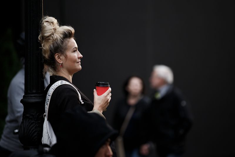 street, moments, mood, color, red, msk, moscow, streetphoto, streetlife, streetmoscow, people, photography, photo, person, documentary, reportage, moscow, visual, female, human, emotion Stop And Listen фото превью