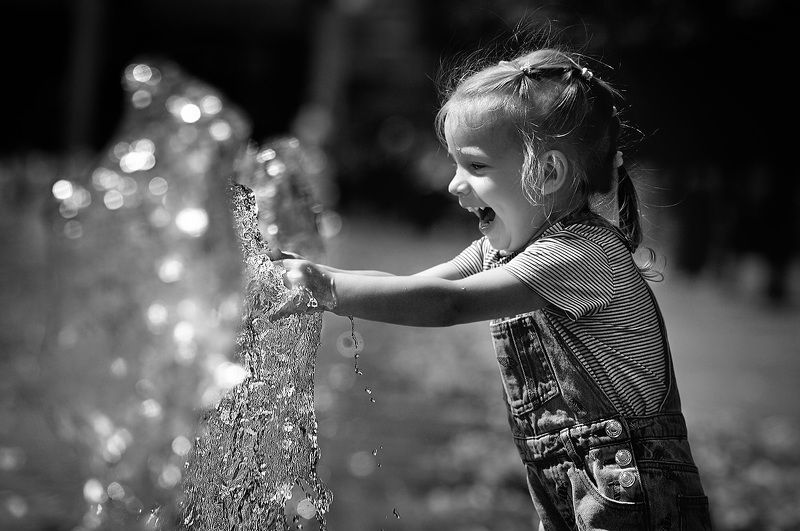 дети, лето, чб фото, стрит фото, фонтаны. эмоции Фонтанное настроение фото превью
