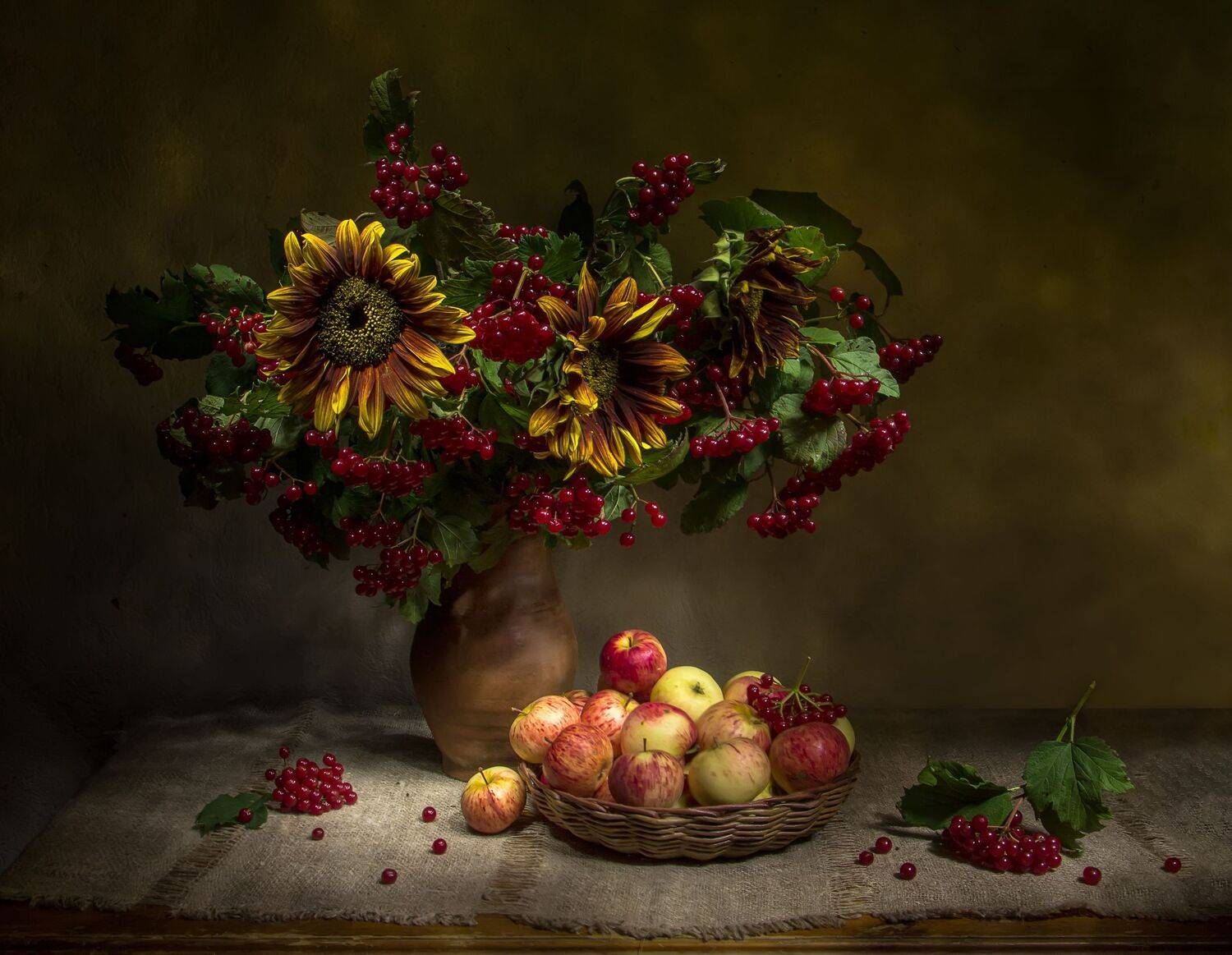 натюрморт, калина, яблоки, подсолнухи, Татьяна Феденкова