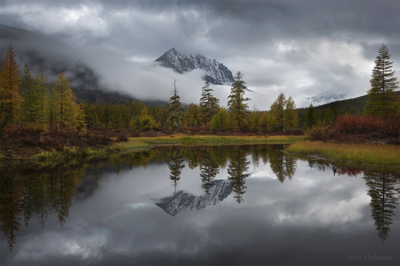 Колыма, Магадан, озеро Джека Лондона, осень Пик Бараний в облаках фото превью