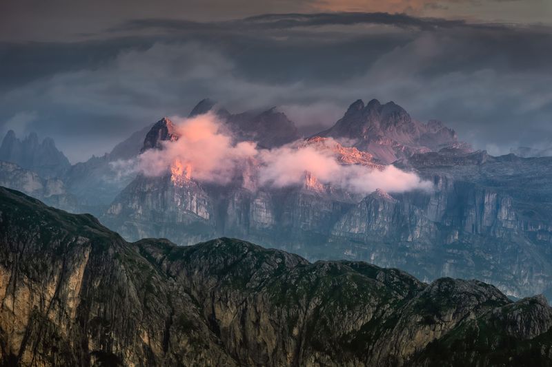 италия, доломиты, горы, облака, восход, природа, landscape, italy, dolomites, golden hour, golden light, sunrise Зацепилось облако за вершину. фото превью