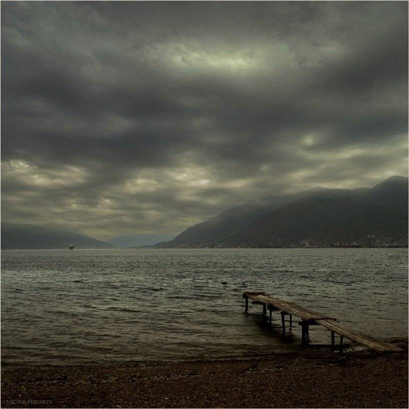 тиват, залив, пирс, пасмурно, Виктор Перякин