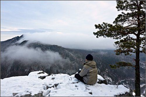 А в горах по утрам туман, дым 