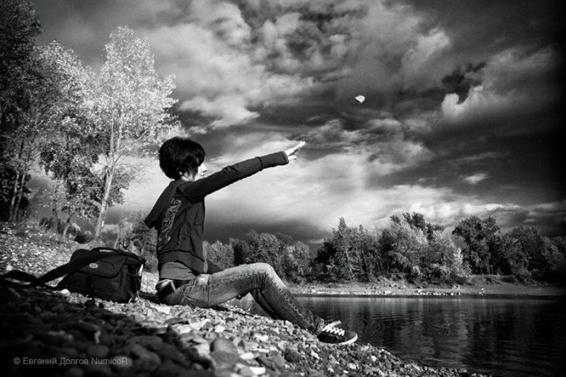 чб, черно-белое, природа, деревья, небо, камни, девушка, озеро, вода Набираем высоту фото превью