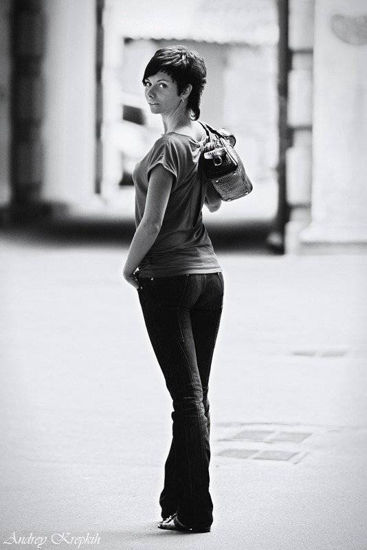 девушка, галя, дворик, чб, Андрей Крепких (Sound Wave)