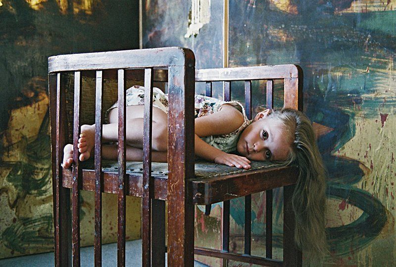 ребенок, девочка, детство, кресло, ширма. * * * фото превью