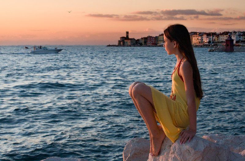 Девочка и море фото превью