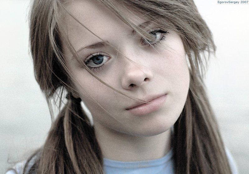 девушка, улица, шум, цифра, ветер frame#8 фото превью