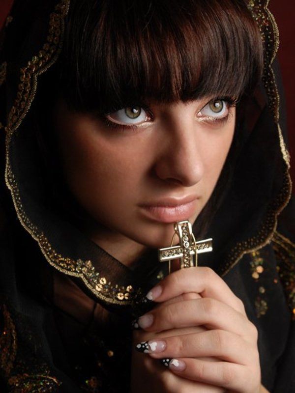 девушка,глаза,красота,молодость,крестик Современная мадонна фото превью