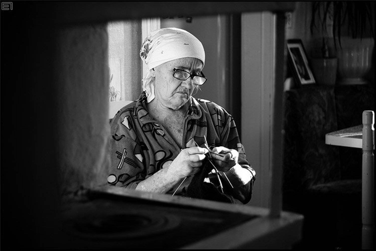 изба, печь, бабушка, вязание, Евгений Павленко