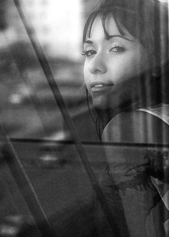 балкон, окно, девушка, взгляд Взгляд через окно фото превью