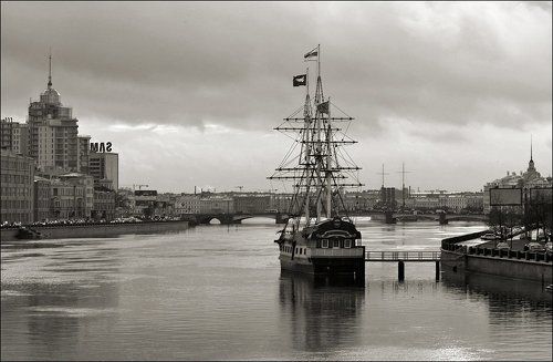 Простая, про кораблики теплой зимой, просторная