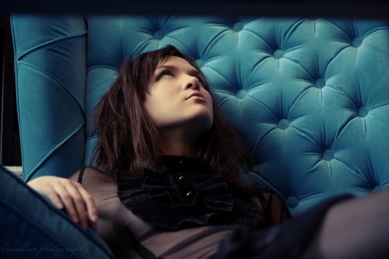 девушка, брюнетка, кресло, стол, бирюза, чёрное Spy under a table фото превью