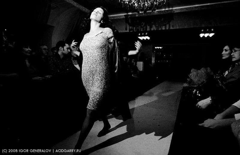 подиум, показ, мода, ресторан, модель, девушка, платье В движении фото превью