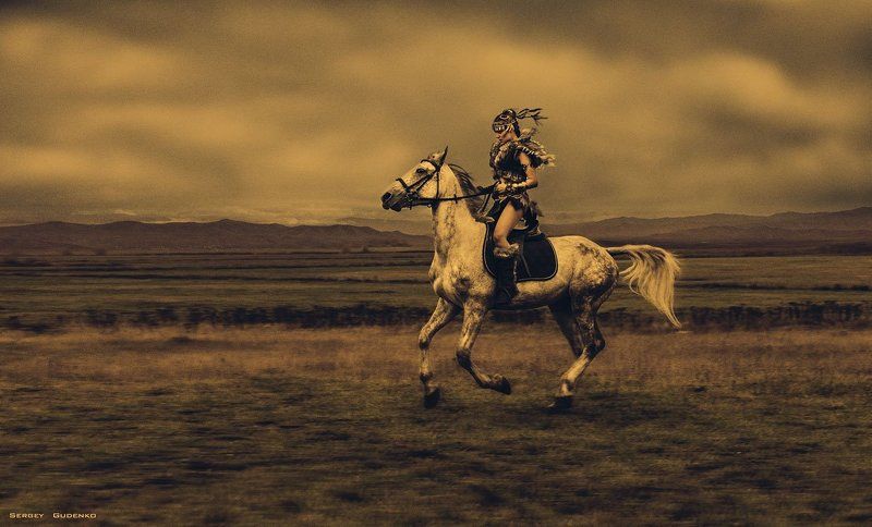 Девушка наездница, Степь В фасханах степного этноса фото превью