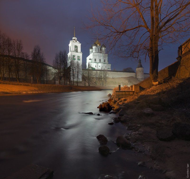 берег, вечер, город, зима, камни, кремль, набережная, панорама, пороги, псков, пскова, река Псковский Кремль пасмурным вечером с противоположного берега Псковы фото превью