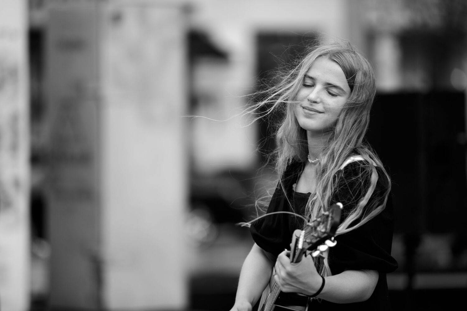 streetmusic, guitar, player, moments, mood, msk, moscow, monochrome, moscowblackandwhite, life, film, female, woman, bw, blackwhite, black and white, blackandwhitephoto, bnw, documentary, russia, reportage, human, street, StreetPhotography, streetphoto, s, Ирина Болдина