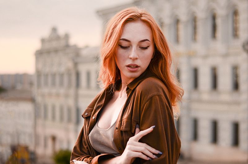 portrait of beautiful ukrainian girl at golden houre / nikon Ginger sunset фото превью