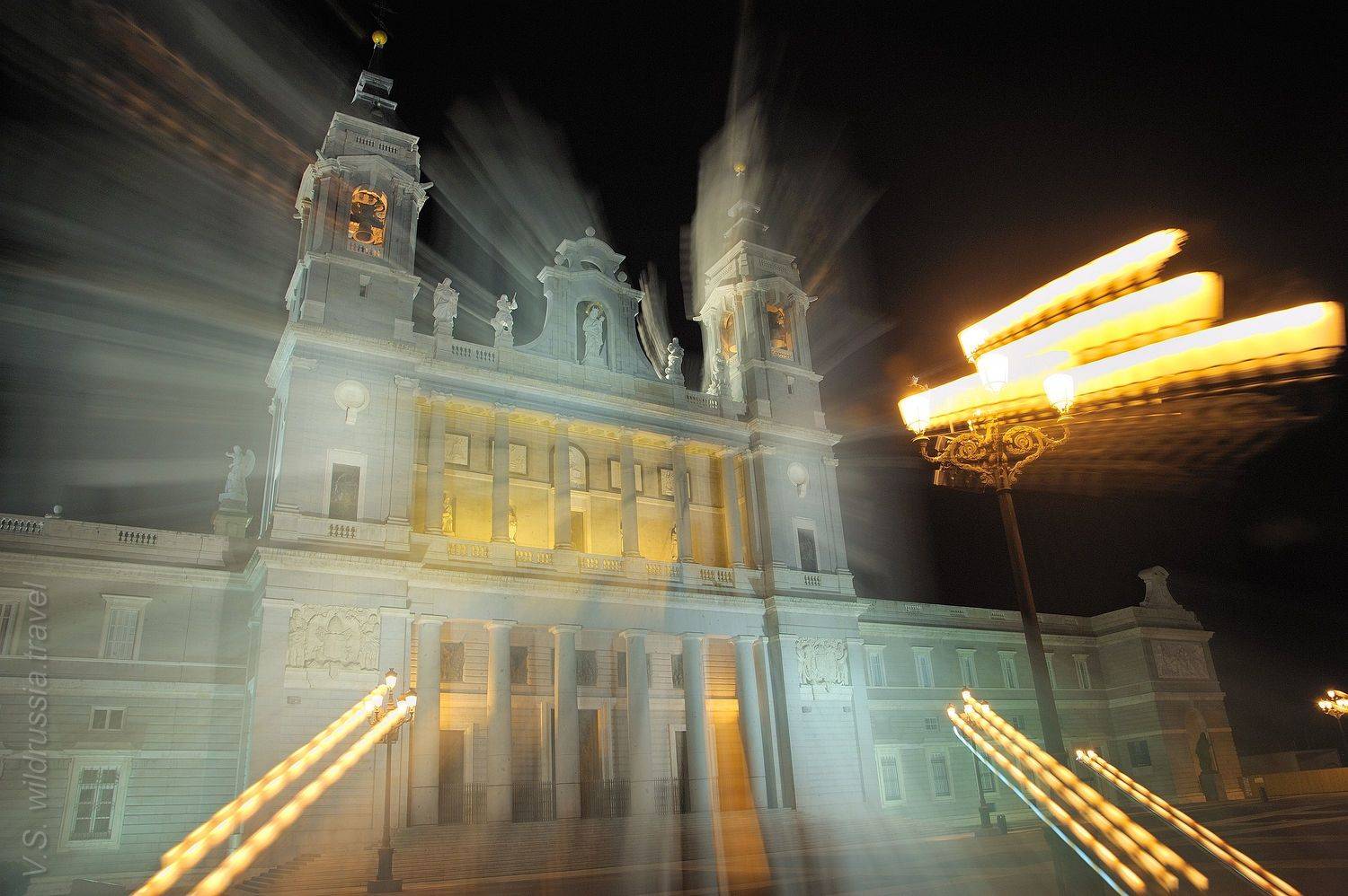 Мадрид, Испания, христианство, вера, церковь, собор, архитектура, шагнивнеизведанное, луч, освещение, зум-эффект, Владимир Столяров