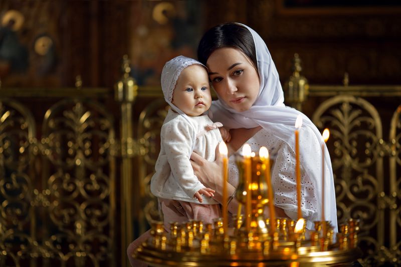 церковь, храм, крещение, девушка с младенцем, молитва, свечи, мать и дитя В церкви фото превью