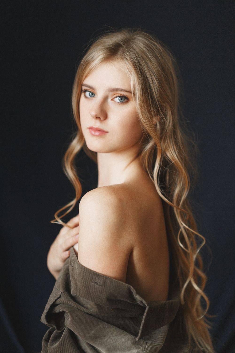 Медовая блондинка. длинные волосы, юная девушка, серые глаза, студия, дневной свет, Оксана Ведмеденко