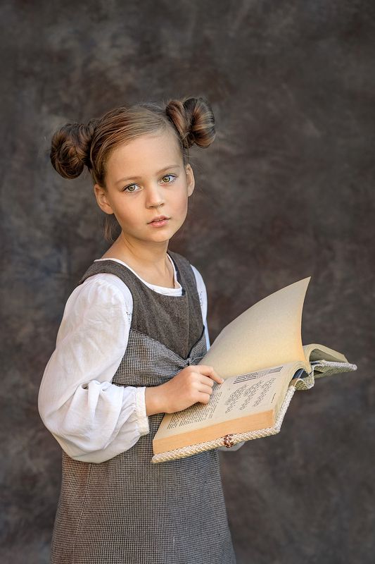 Девочка с книжкой фото превью