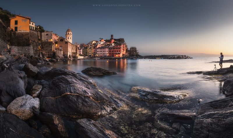 italy, liguria, cinque terre, vernazza, la spezia, mediterranean, unesco, village, town, long exposure, sunset, sea, sun, sky, light, panorama, coast, landscape, amazing, scenic, travel, destination, color In the evening in Vernazza фото превью