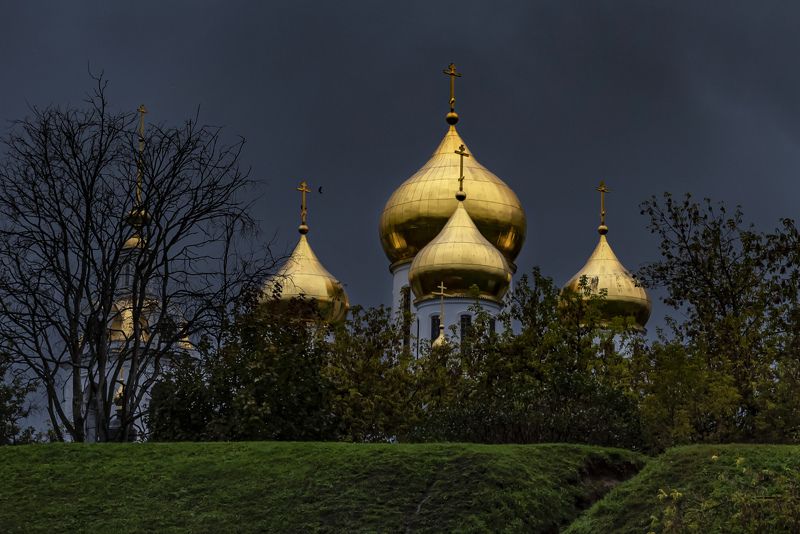 дождь, вечер, дмитров, кремль Пасмурный вечер в Дмитровском Кремле фото превью