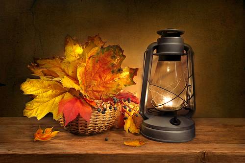Осенние листья и фонарь