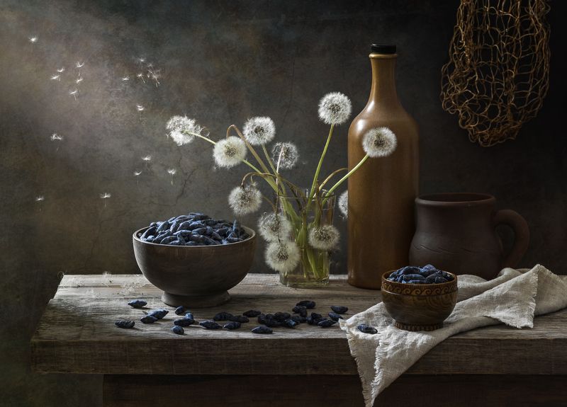 Жимолость, ягода, натюрморт, одуванчик *** фото превью