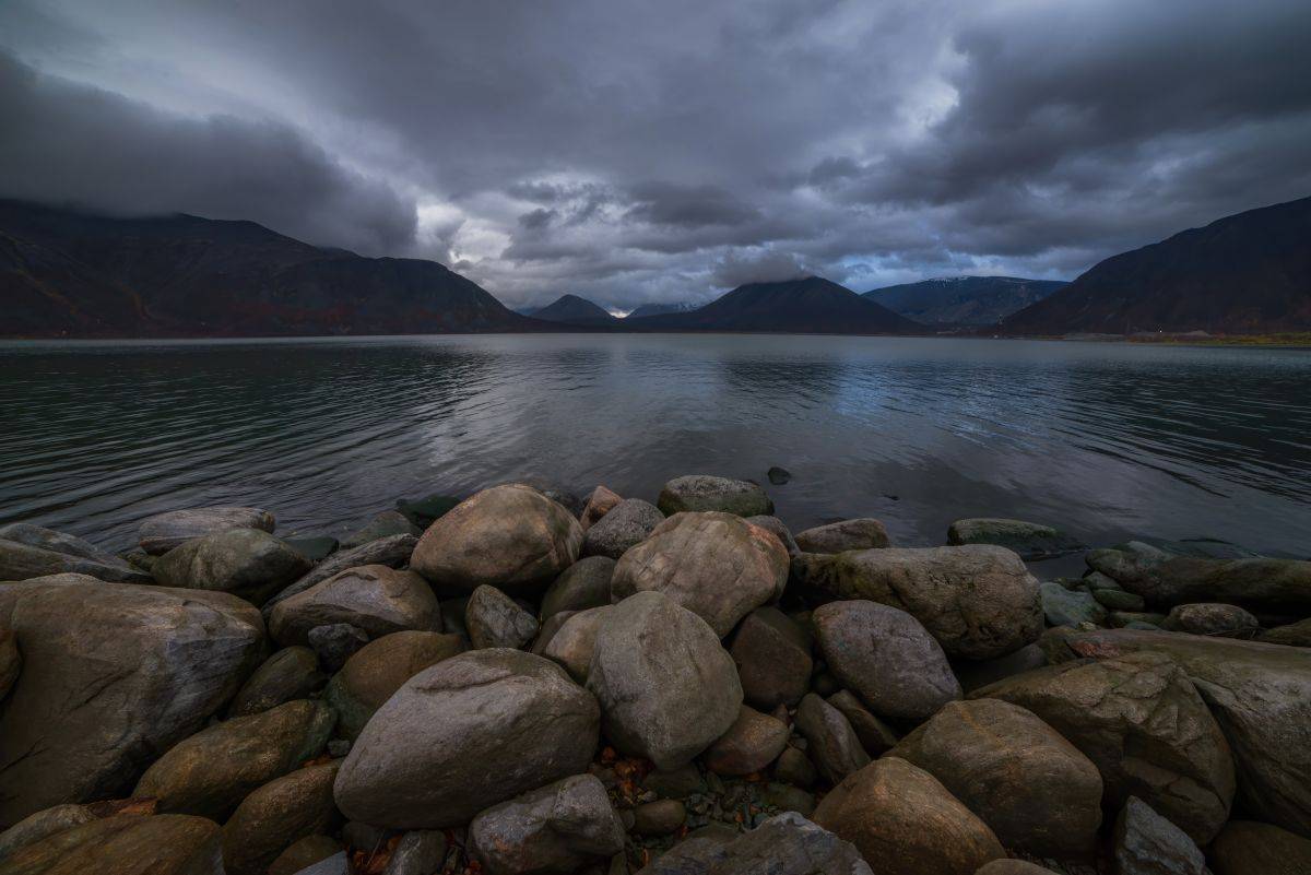 тучи, облака, озеро, осень, камни, Марина Мурашова