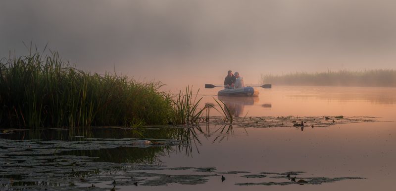 Two men in morning fog фото превью
