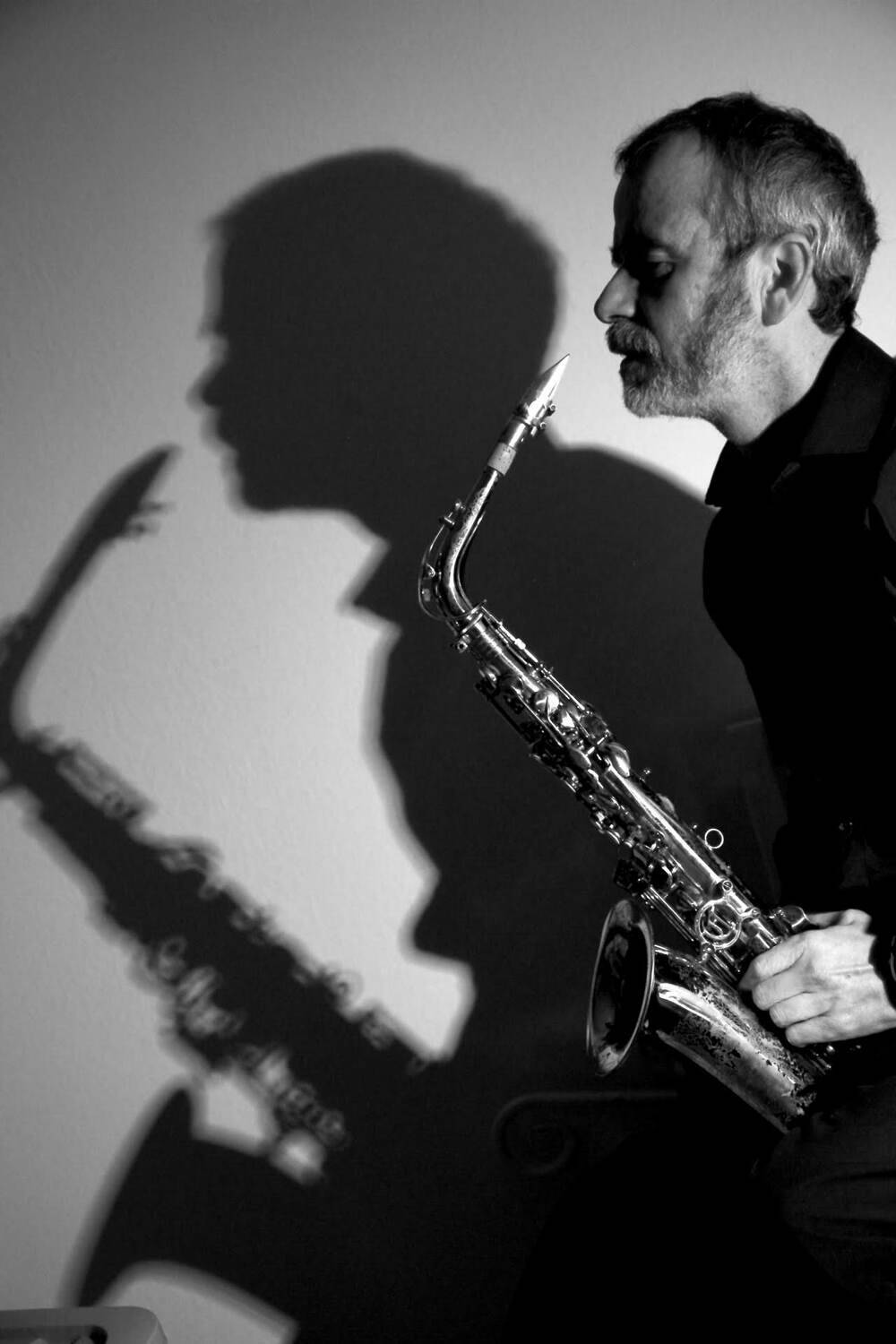 music, musician, saxophonist, saxophone, wind instrument, wooden musical instrument, man, black, people, dark, guy, face, men, one, beautiful, studio, serious, facial expression, Анжелика Костин