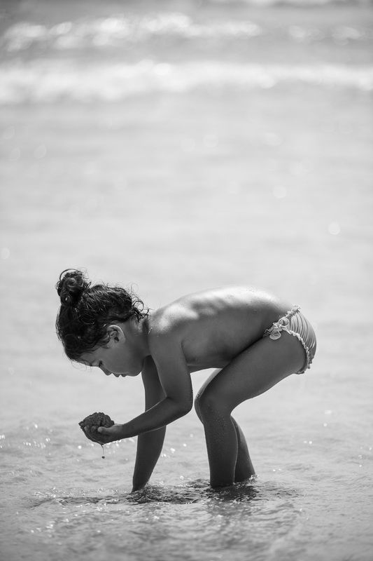 Picking sand фото превью