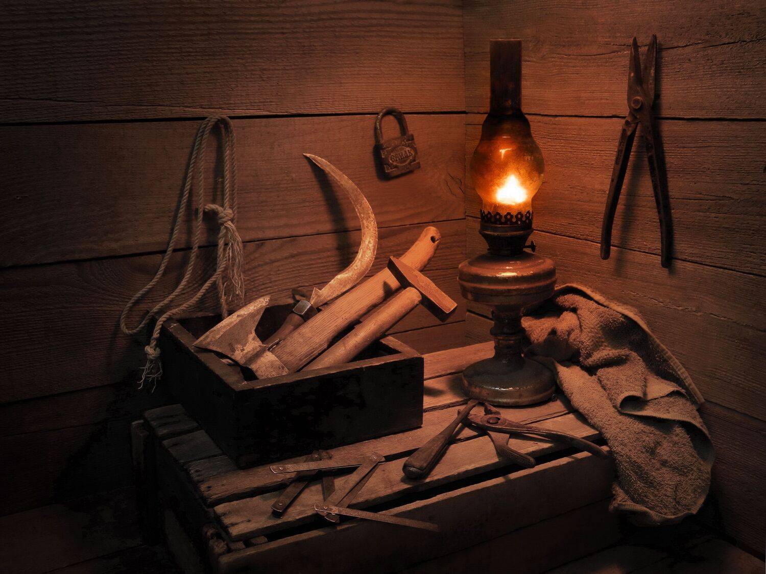 чулан сарай склад натюрморт серп топор молоток инструмент керосинка, Сергей Фунтовой