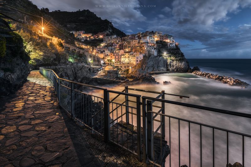 italy, liguria, cinque terre, manarola, la spezia, mediterranean, unesco, village, town, long exposure, night, sea, sky, cloud, light, panorama, coast, landscape, amazing, scenic, travel, destination, nightscape, rock Manarola фото превью