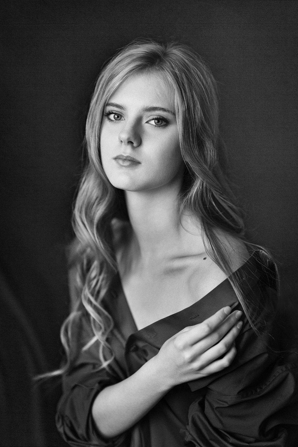 ч/б, девушка, длинные волосы, студия, взгляд, Оксана Ведмеденко