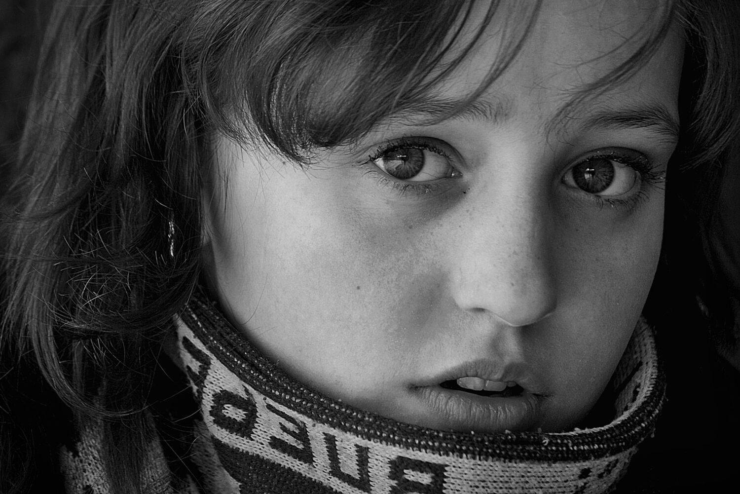 девушка, портрет, глаза, взгляд, волосы, апатиты, Николай Смоляк