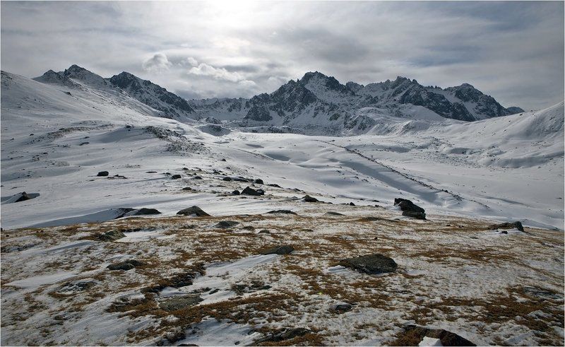 Человек и горы фото превью