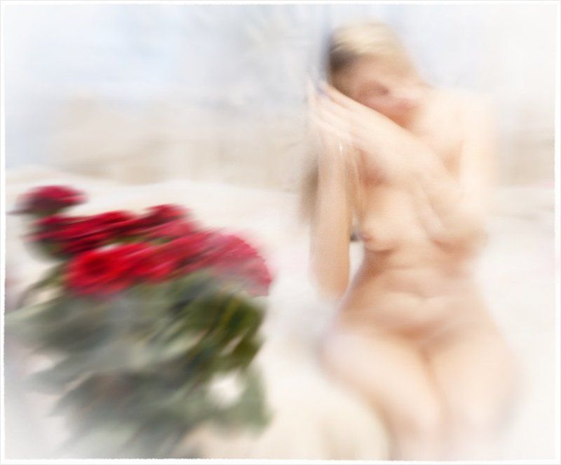 Девушка волосы шевеленка расческ девушка, расчесывающая волосы фото превью