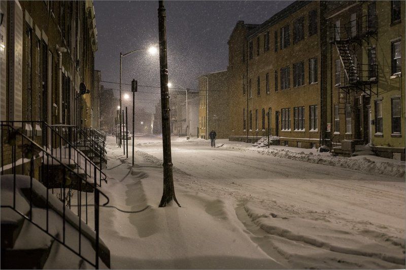 Белый снег - черный город фото превью